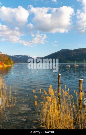 Sur le pittoresque lac Aegerisee dans le centre Alpes Suisses avec un grand sur la montagne au coucher du soleil au cours de l'heure d'or Banque D'Images