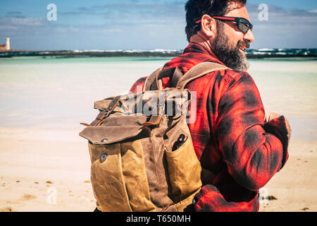 Sac à dos et de voyage avec des adultes personnes concept wanderlust hipster homme avec barbe et lunettes de profiter de l'activité de loisirs de plein air avec plage et être Banque D'Images