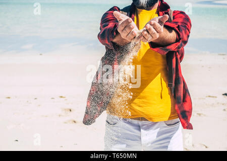 Voyages et vacances d'été vacances avec man holding sand sur les mains de tomber - la journée de la terre avec les personnes bénéficiant de l'concept nature - plage et trans Banque D'Images