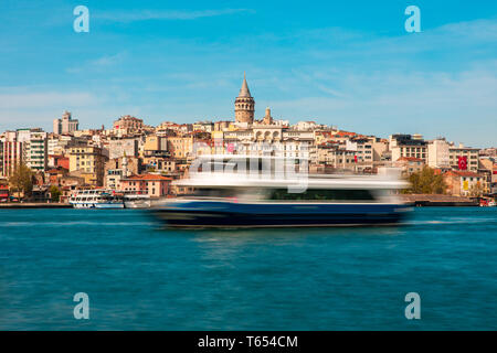 Vue de la ville d'Istanbul en Turquie. La tour historique de Galata au Bosphore, mer de Marmara Banque D'Images