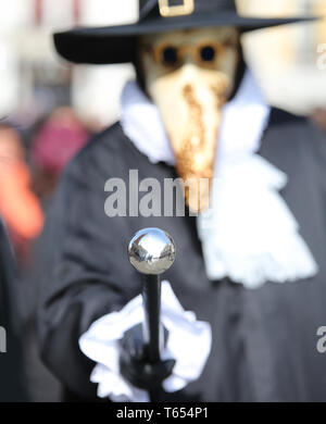 Médecin de la peste à Venise Italie costume brouillé intentionnellement l'arrière-plan et le bâton dans l'accent de la Place Saint Marc Banque D'Images