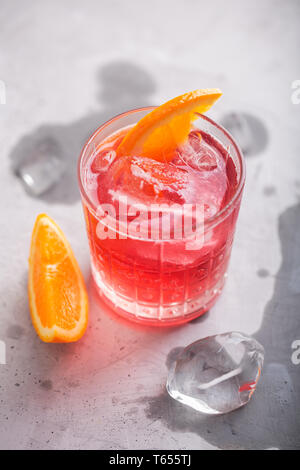Glace fraîche plateau cocktail à l'orange et de la glace dans le verre Banque D'Images