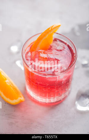 Glace fraîche plateau cocktail à l'orange et de la glace dans le verre Banque D'Images
