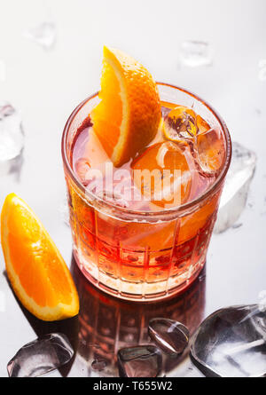 Couleur rouge frais boissons cocktail Aperol Spritz avec orange et de la glace en verre sur fond gris Banque D'Images