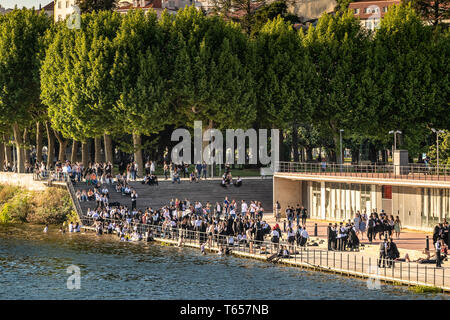 Coimbra, Portugal - Mai 7, 2017 : des étudiants traditionnels baignoire dans les eaux de la rivière Mondego après la Queima das Fitas parade. Banque D'Images