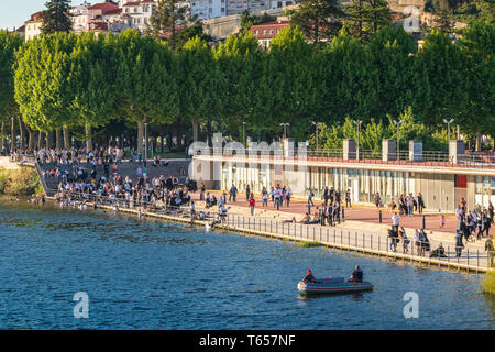 Coimbra, Portugal - Mai 7, 2017 : des étudiants traditionnels baignoire dans les eaux de la rivière Mondego après la Queima das Fitas parade. Banque D'Images