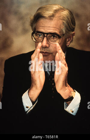 Ogilvie Thompson Président de De Beers photographié dans son bureau de Londres Hatton Garden en 1985 pour un magazine d'affaires allemand Julian Ogilvie Thompson (né en 1934 à Cape Town, Afrique du Sud) est un homme d'affaires sud-africain et ancien président de De Beers et l'Anglo American mining company. Ogilvie Thompson a été nommé un directeur exécutif de Anglo American en 1971 et vice-président du Conseil de Barclays Banque Nationale, l'ancienne première banque nationale, en 1977. Il succède à Harry Oppenheimer en tant que président de Minorco en 1982 et en tant que président de De Beers en 1985. Il succède à Gavin Relly comme président d'un Banque D'Images