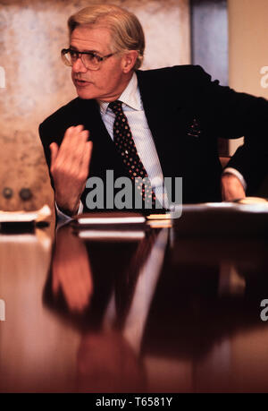 Ogilvie Thompson Président de De Beers photographié dans son bureau de Londres Hatton Garden en 1985 pour un magazine d'affaires allemand Julian Ogilvie Thompson (né en 1934 à Cape Town, Afrique du Sud) est un homme d'affaires sud-africain et ancien président de De Beers et l'Anglo American mining company. Ogilvie Thompson a été nommé un directeur exécutif de Anglo American en 1971 et vice-président du Conseil de Barclays Banque Nationale, l'ancienne première banque nationale, en 1977. Il succède à Harry Oppenheimer en tant que président de Minorco en 1982 et en tant que président de De Beers en 1985. Il succède à Gavin Relly comme président d'un Banque D'Images