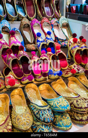 Chaussons Babouche traditionnelle turque pour la vente au Grand Bazar à Istanbul, Turquie Banque D'Images