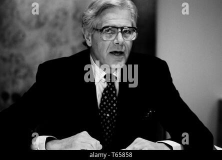 Ogilvie Thompson Président de De Beers photographié dans son bureau de Londres Hatton Garden en 1985 pour un magazine d'affaires allemand Julian Ogilvie Thompson (né en 1934 à Cape Town, Afrique du Sud) est un homme d'affaires sud-africain et ancien président de De Beers et l'Anglo American mining company. Ogilvie Thompson a été nommé un directeur exécutif de Anglo American en 1971 et vice-président du Conseil de Barclays Banque Nationale, l'ancienne première banque nationale, en 1977. Il succède à Harry Oppenheimer en tant que président de Minorco en 1982 et en tant que président de De Beers en 1985. Il succède à Gavin Relly comme président d'un Banque D'Images