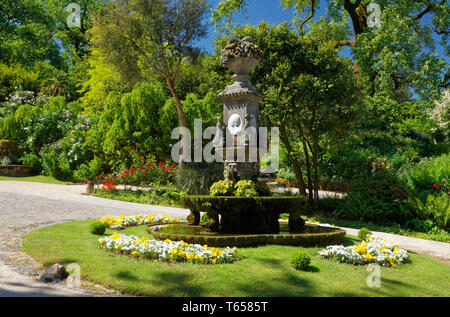 Scène de jardin, Source des Quatre Soeurs Fontaine, 1920, pierre, 4 saisons, l'eau, fleurs, allée, arbres, Aveleda Wine Estate, Europe, Penafiel, Portug Banque D'Images