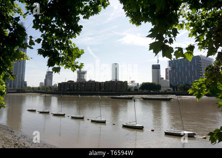 St George Wharf Tower (L), Nine Elms Lane & Wandsworth Road réaménagement (C) et la nouvelle ambassade des Etats-Unis (R), photographiée par bateaux sur la Tamise. 26/08 Banque D'Images