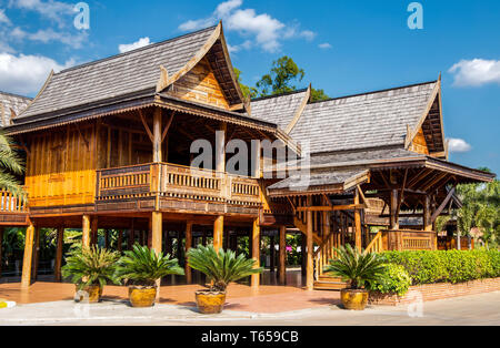 Teck thaï typique des maisons dans le nord de la Thaïlande, Asie Banque D'Images