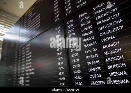 L'heure d'embarquement écrans de moniteur - calendrier conseils. Arrivées et départs Moniteurs pour vérifier le statut d'un vol sur l'aéroport. Vienne, Munich, Cha Banque D'Images