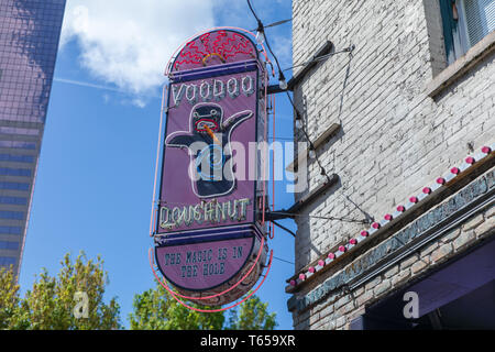 Portland, Oregon - 27 Avril 2019 : Voodoo donuts en néon sur l'immeuble dans le centre-ville de Portland Banque D'Images