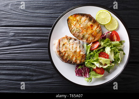 Esturgeon fraîchement préparé servi avec des steaks salade de légumes frais sur une assiette sur la table. haut horizontale Vue de dessus Banque D'Images