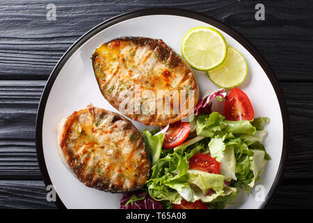 Les steaks grillés salade de légumes avec de l'esturgeon gros plan sur une plaque sur le tableau.haut horizontale Vue de dessus Banque D'Images