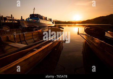 Au coucher du soleil d'or sur le lac Windermere à Waterhead Ambleside, Parc National de Lake District, Cumbria England UK Banque D'Images