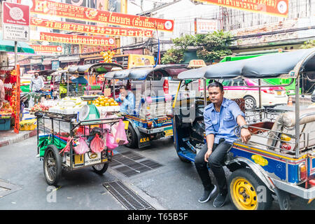 Bangkok, Thaïlande - 31 janvier 2019 : tuk tuk drivers sur Yaowarat road en attente pour les entreprises. Chinatown est grouillant de l'véhicules. Banque D'Images