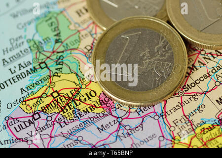 Close-up des pièces en euros sur l'Europe la carte Banque D'Images