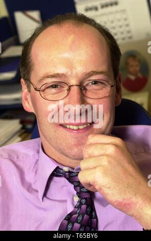 John Swinney, MSP, leader adjoint du Parti National Écossais, et candidat dans la prochaine bataille de leadership, que l'on voit aujourd'hui, mercredi 9/8/00, à son bureau du Parlement à Édimbourg. Banque D'Images