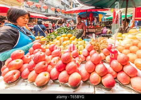 Bangkok, Thaïlande - 31 janvier 2019 : les vendeurs de fruits sur Yaowarat road. Il y a beaucoup de ces fournisseurs dans le quartier chinois de vente de divers produits. Banque D'Images