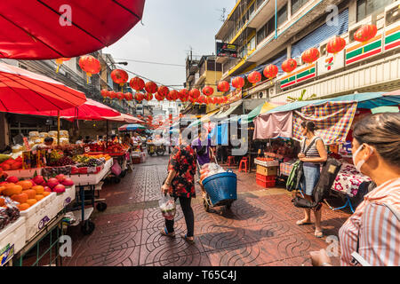 Bangkok, Thaïlande - 31 janvier 2019 sur les étals de fruits : rue commerçante dans le quartier chinois. Beaucoup de gens acheter des fruits à partir de la cale, Banque D'Images