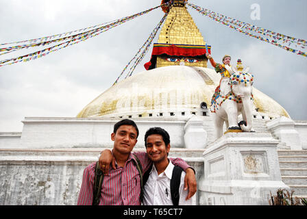 Les pèlerins se rendant sur le népalais Boudhanath temple, Kathmandu - Népal Banque D'Images