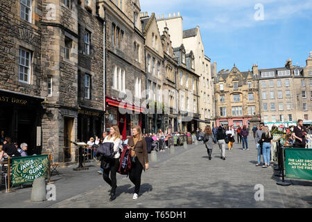 Les touristes, les pubs et bars sur Grassmarket dans la vieille ville, Édimbourg, Écosse, Royaume-Uni Banque D'Images