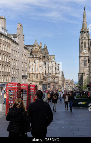 Téléphone rouge dans la haute, l'extrémité supérieure de la royal mile Edinburgh, Ecosse, Royaume-Uni Banque D'Images