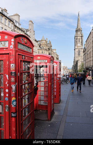 Téléphone rouge dans la haute, l'extrémité supérieure de la royal mile Edinburgh, Ecosse, Royaume-Uni Banque D'Images