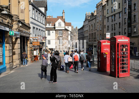 Old street et du téléphone dans l'extrémité inférieure de la royal mile Edinburgh, Ecosse, Royaume-Uni. Summers day Banque D'Images