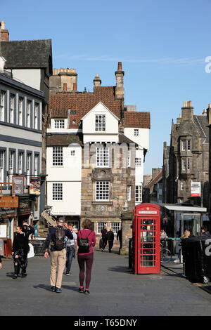 Old street et du téléphone dans l'extrémité inférieure de la royal mile Edinburgh, Ecosse, Royaume-Uni. Summers day Banque D'Images