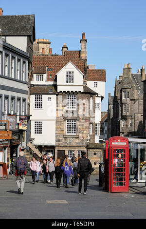 Old street et du téléphone dans l'extrémité inférieure de la royal mile Edinburgh, Ecosse, Royaume-Uni. Summers day Banque D'Images