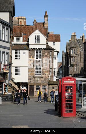 Old street et du téléphone dans l'extrémité inférieure de la royal mile Edinburgh, Ecosse, Royaume-Uni. Summers day Banque D'Images