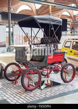 TERRASSA, ESPAGNE-19 mars 2019 : 1889 Locomobile H-3 dans le Musée National des Sciences et de la technologie de la Catalogne Banque D'Images