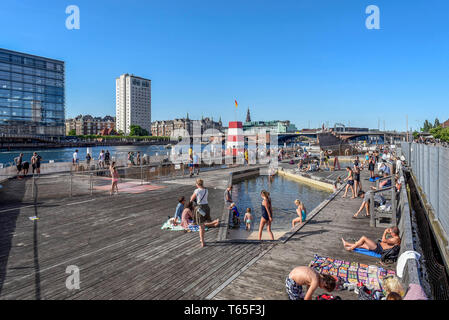 Les gens en phase de refroidissement dans le canal , Harbour Islands Brygge, baignoire à Copenhague , Danemark 05/06/2018 Photo Fabio Mazzarella/Sintesi/Alamy Stock Pho Banque D'Images