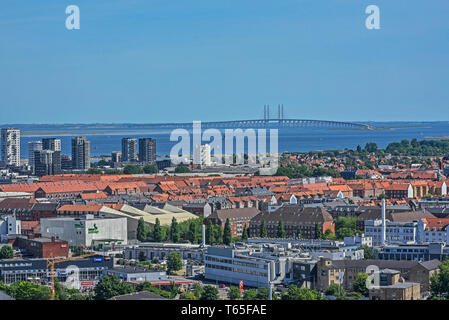Vue panoramique de Copenhague, du haut de l'helix spire tour de l'église de Notre Sauveur et à l'arrière-plan le pont Oresund minerais Banque D'Images
