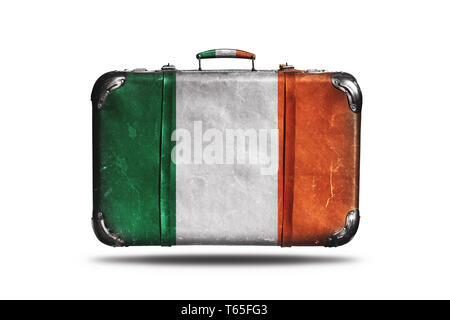 Valise de voyage en cuir vintage avec le drapeau de l'Irlande isolé sur fond blanc Banque D'Images