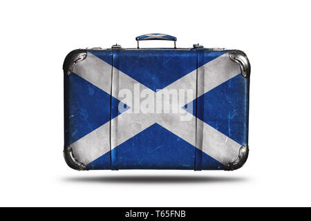 Valise de voyage en cuir vintage avec le drapeau de l'Écosse isolé sur fond blanc Banque D'Images