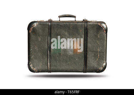 Valise de voyage en cuir vintage avec le drapeau de l'Irlande isolé sur fond blanc Banque D'Images