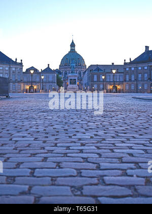 Danemark, Copenhague, le Palais d'Amalienborg cour avec dôme de l'église de marbre (Frederik's Church) derrière. L'accueil d'Amalienborg est la famille royale danoise f Banque D'Images