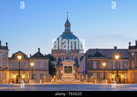 Danemark, Copenhague, le Palais d'Amalienborg cour avec dôme de l'église de marbre (Frederik's Church) derrière. L'accueil d'Amalienborg est la famille royale danoise f Banque D'Images