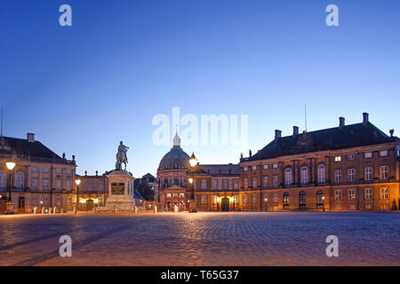 Danemark, Copenhague, le Palais d'Amalienborg cour avec dôme de l'église de marbre (Frederik's Church) derrière. L'accueil d'Amalienborg est la famille royale danoise f Banque D'Images