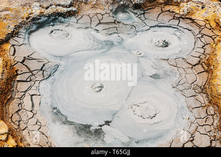 Volcan de boue ou de boue Dome au sol de Ma-ana (soleil du matin) les geysers à Uyuni, Bolivie Banque D'Images