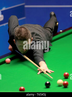 Kyren Wilson en action contre Barry Hawkins pendant dix jours du championnat du monde 2019 Betfred au creuset, Sheffield. Banque D'Images