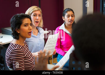 Choeur de femmes avec des partitions de musique le chant en studio d'enregistrement musique Banque D'Images