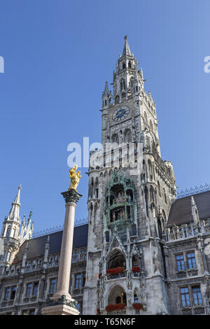 Le Golden Mary's en face de la colonne les tours de la cathédrale Notre-Dame de Munich, Allemagne Banque D'Images