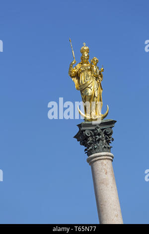 Le Golden Mary's en face de la colonne les tours de la cathédrale Notre-Dame de Munich, Allemagne Banque D'Images