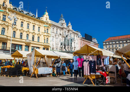 ZAGREB, CROATIE - AVRIL, 2018 : les gens à un marché de rue à la place principale de Zagreb dans une belle journée de printemps précoce Banque D'Images